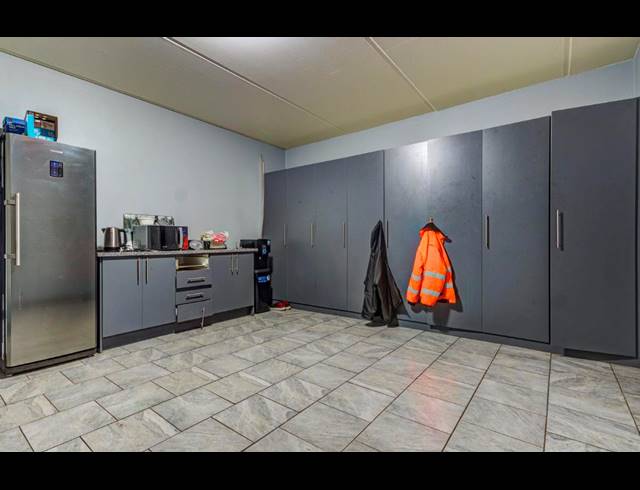 3,400M² BUILDING FOR SALE IN VULCANIA